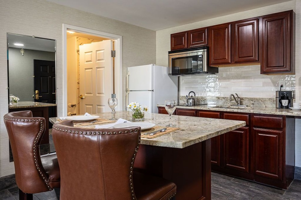 Executive Suite, 1 King Bed with Sofa bed - Photo 6