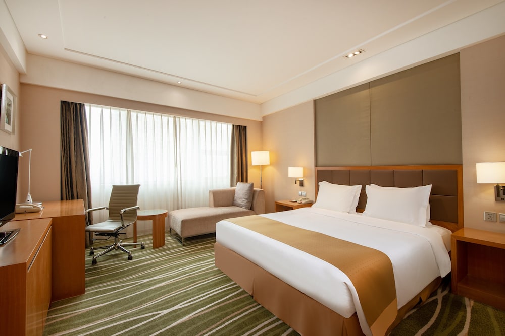 Standard Room, 1 King Bed, Non Smoking - Photo 3