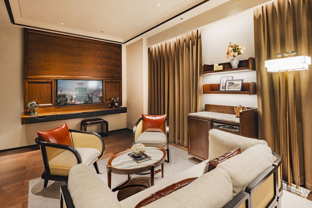 Deluxe Room, 1 Queen Bed, City View photo 3