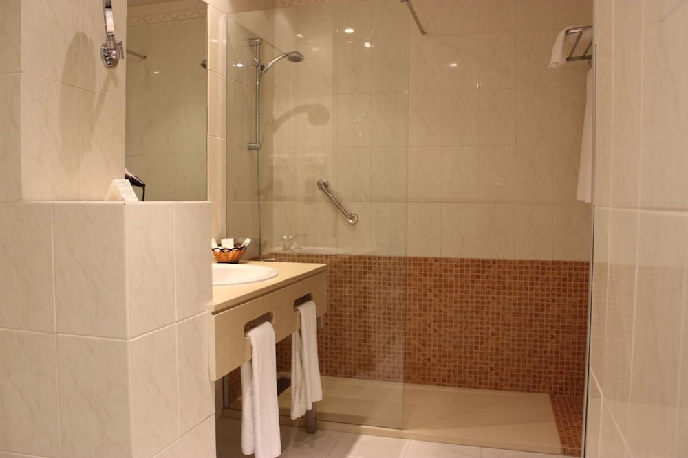 Double Room (2 single beds + 1 extra bed) photo 2