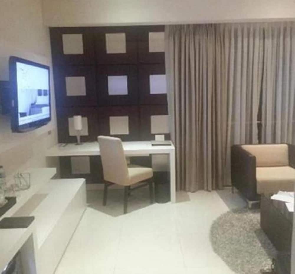 Luxury Room, 1 King Bed, Smoking photo 2