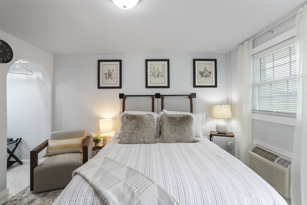 Town & Country, 1 queen bed photo 1