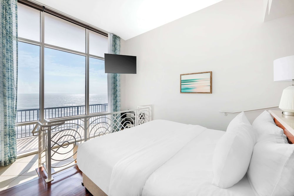 1 BEDROOM OCEAN VW KG PREMIER SUITE W/BALCONY