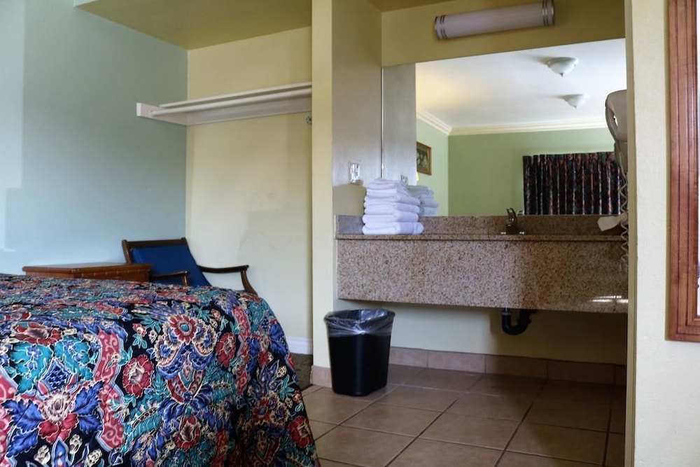 Economy Room, 1 King Bed, Private Bathroom photo 1