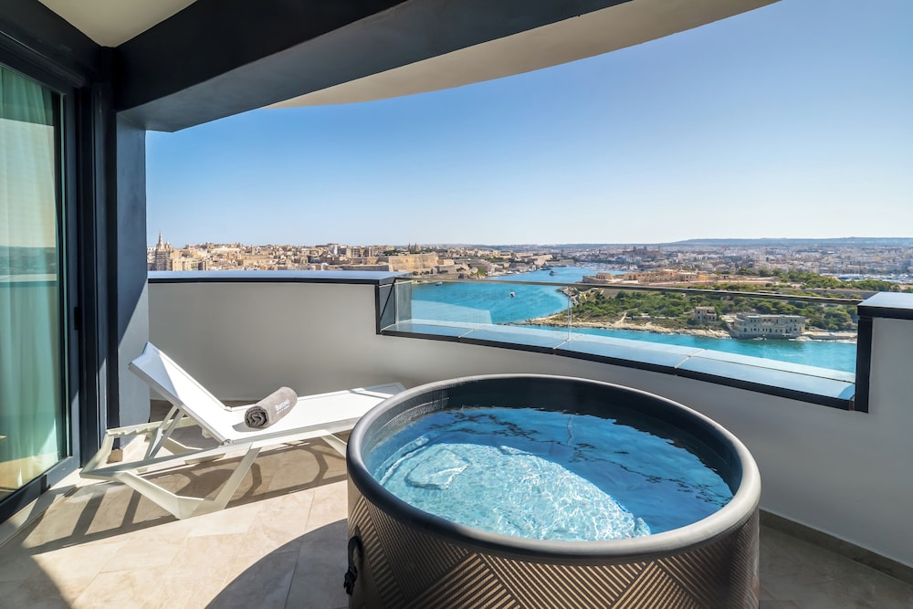 Junior Suite, Terrace (Hot Tub | Sea Front View) photo 2