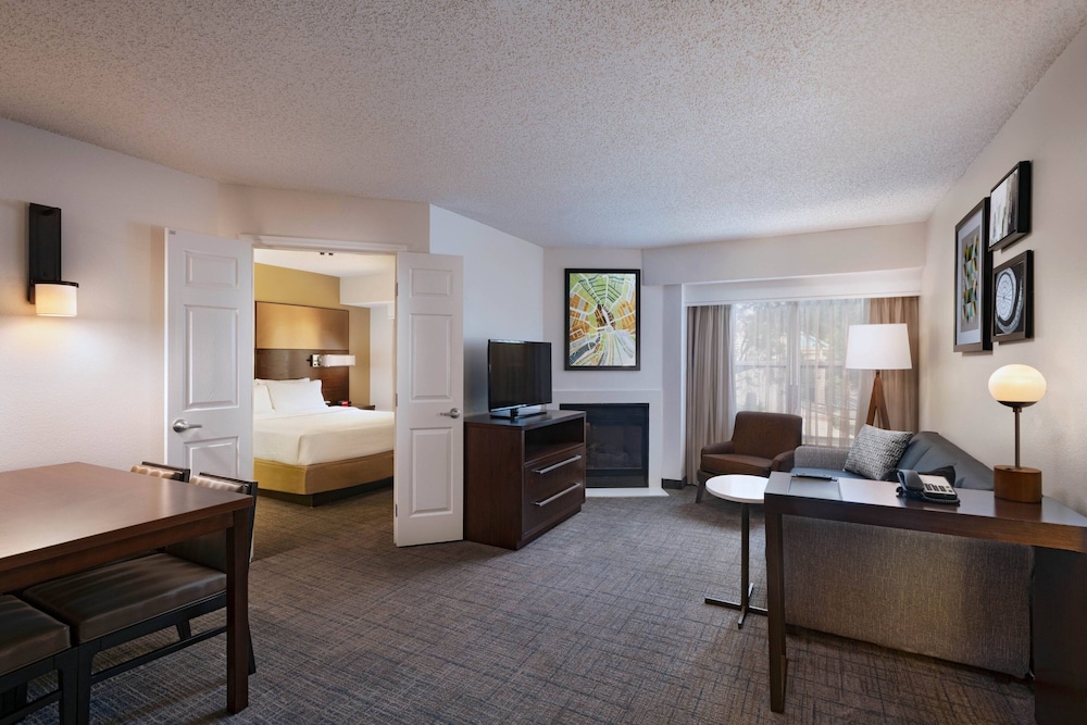 Suite, 2 Bedrooms, Fireplace (Mobility/Hearing Access, Roll-in Shwr)