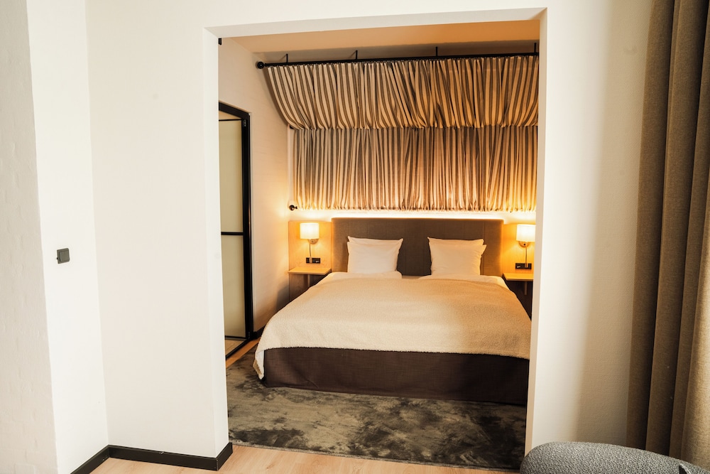 Suite, 1 King Bed - Photo 2