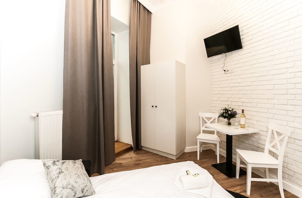 Comfort Studio Suite, 1 Bedroom, Kitchenette (Black & White) photo 2