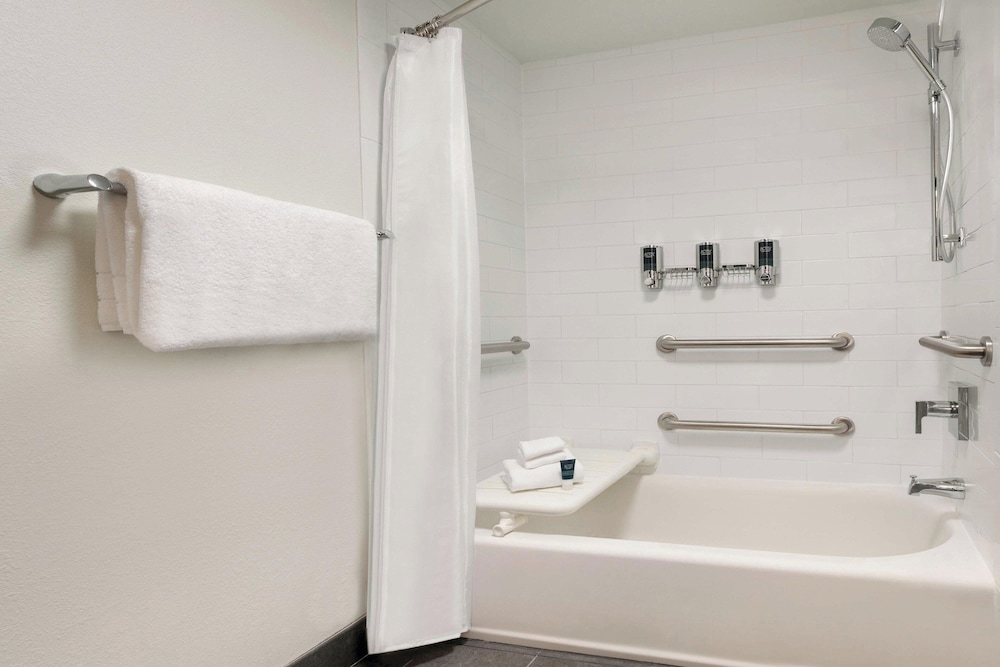 Traditional Room, 1 King Bed (Mobility Accessible, Tub) - Photo 4