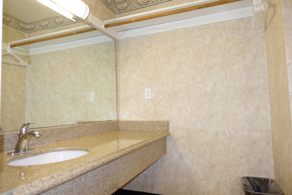 Deluxe Room, 1 Queen Bed, Refrigerator & Microwave photo 2