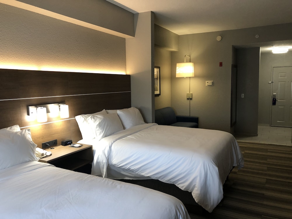 Room, Multiple Beds - Photo 6