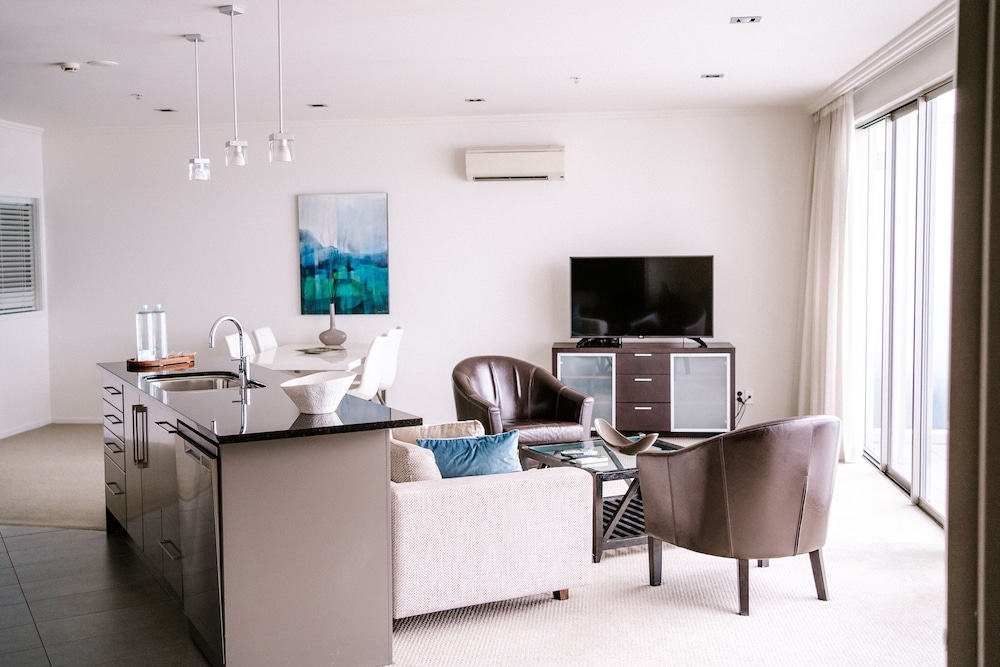 Two Bedroom Harbour Apartment - Photo 9