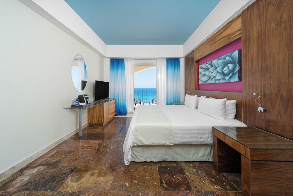 Altitude Junior Suite Ocean Front King