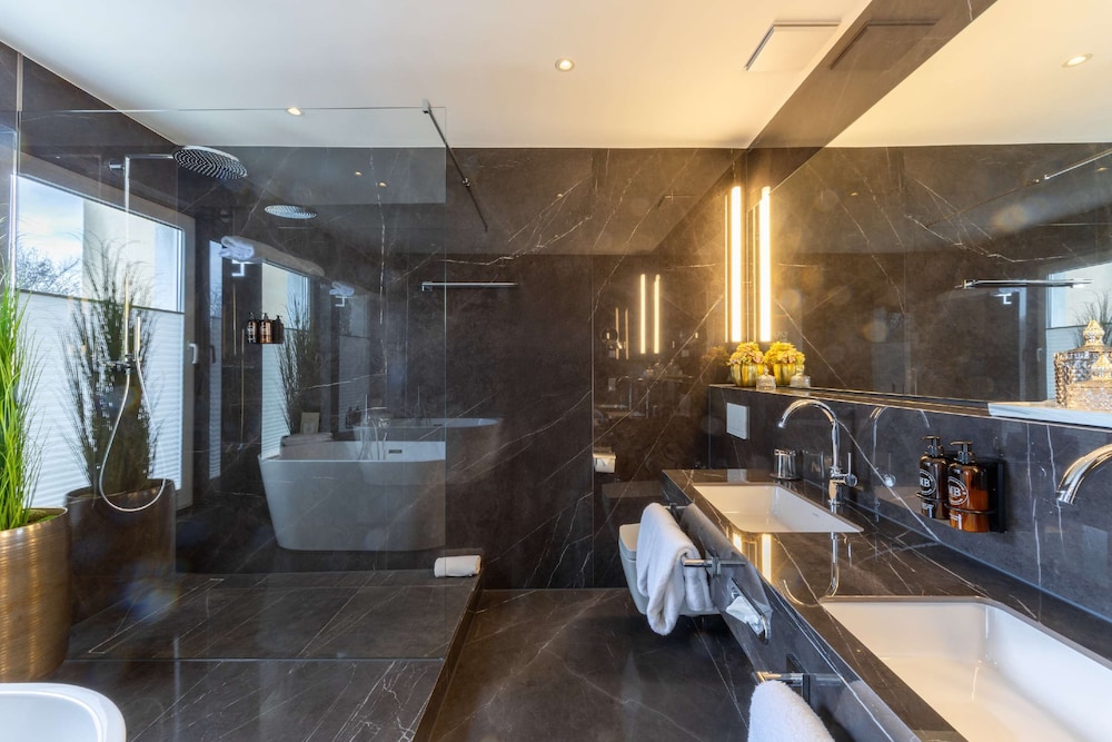 Standard Room, 1 King Bed (Dining Table;Penthouse) - Photo 5