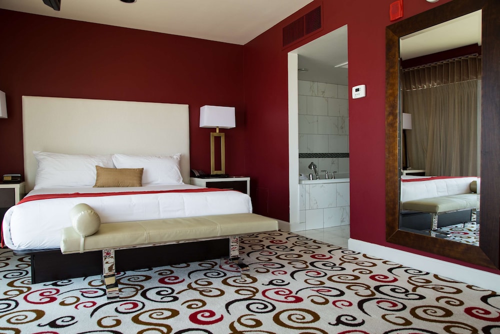 Suite, 1 King Bed - Photo 3