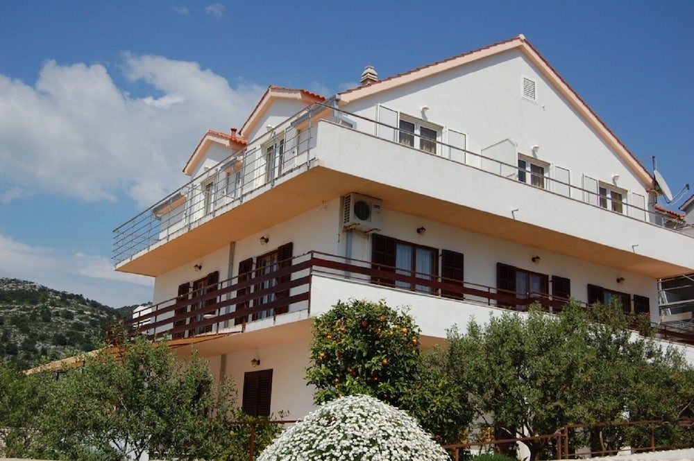 Apartment (Marti - free parking and grill - A3 -)