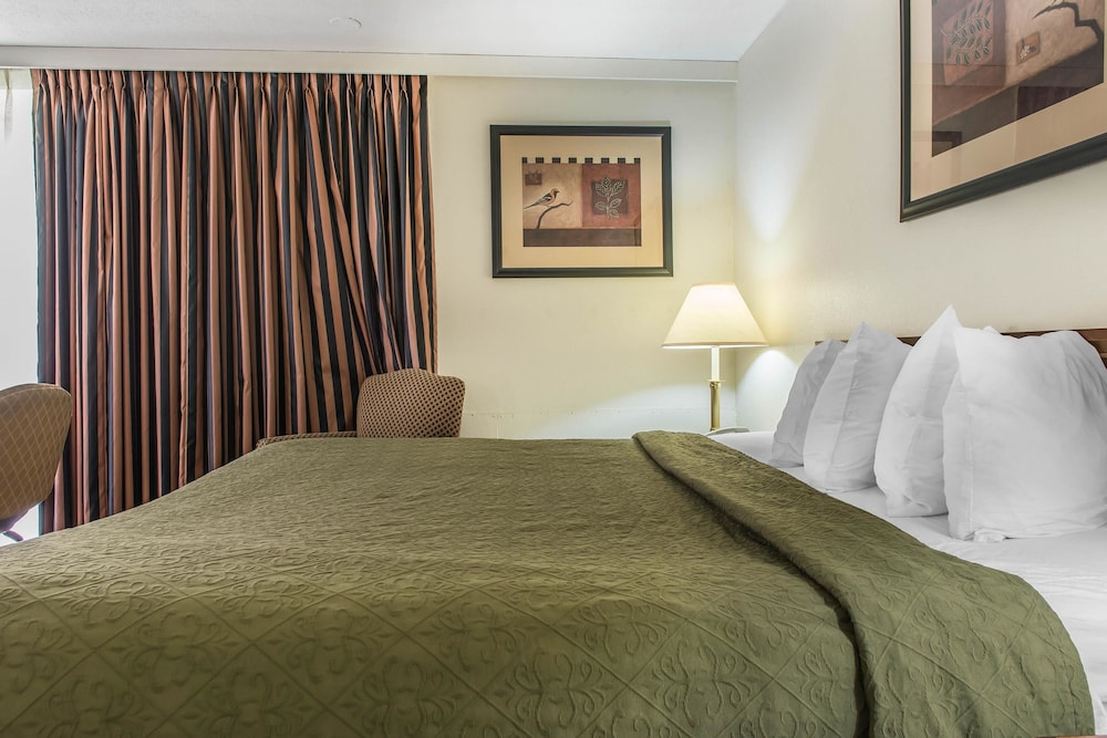 Standard Room, 1 Queen Bed, Non Smoking - Photo 6