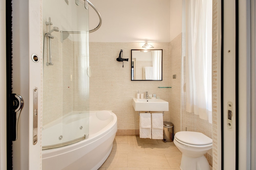 Suite, Hot Tub photo 2