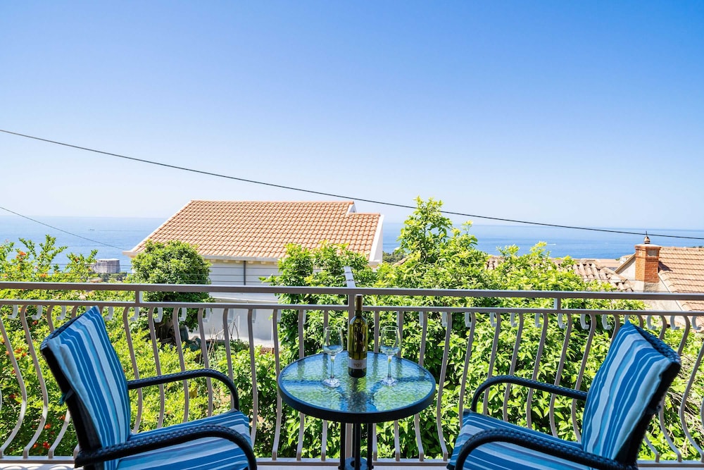 Apartment (Three-Bedroom Apartment with Balcony )