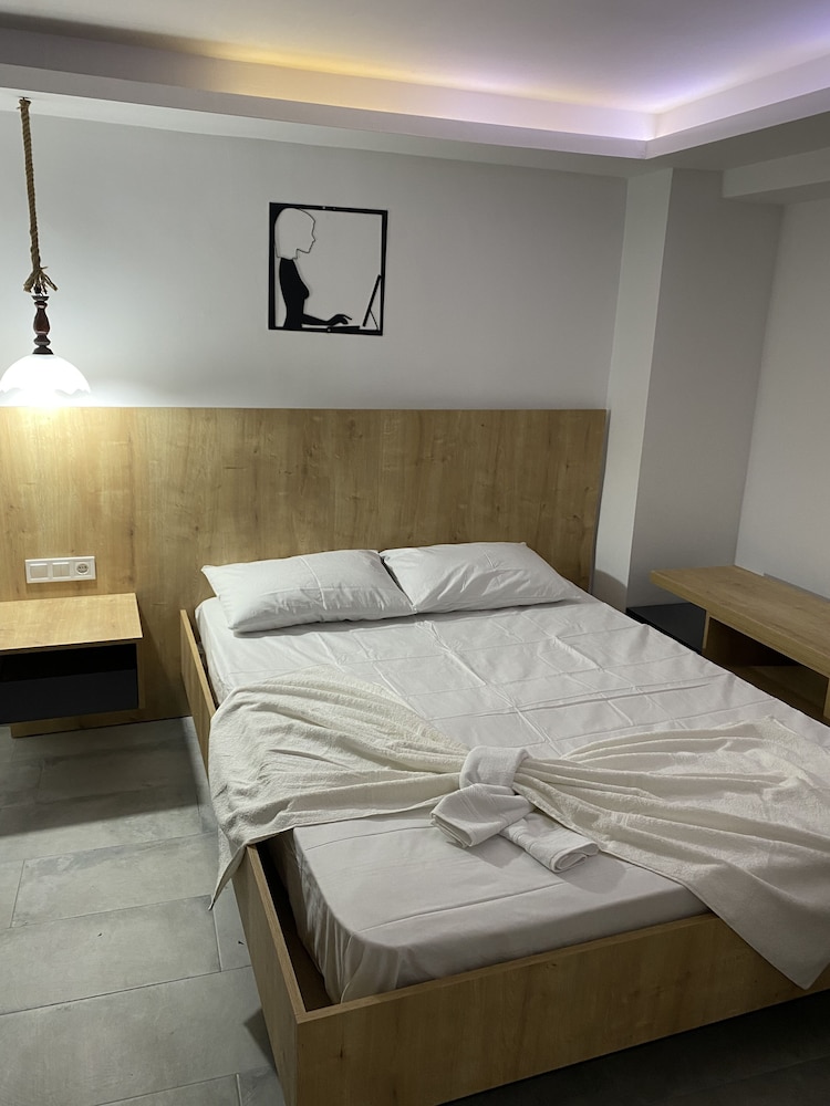 Economy Double Room, 1 King Bed, No Windows photo 1