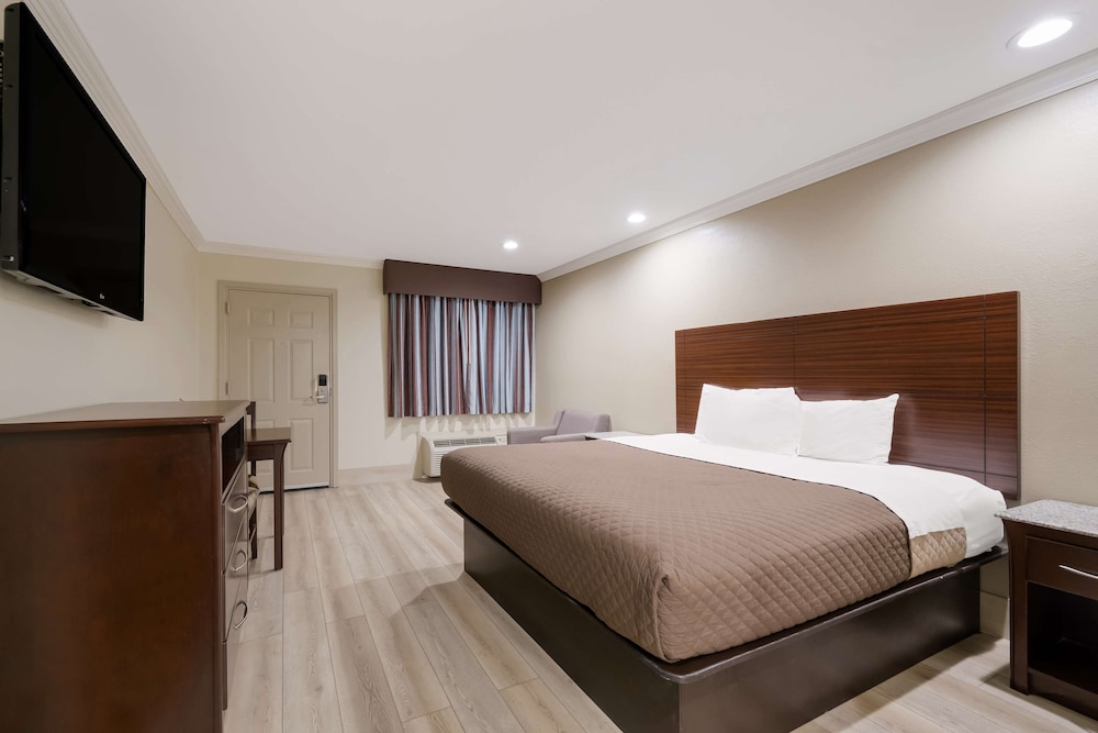 Room, 1 King Bed, Smoking - Photo 3
