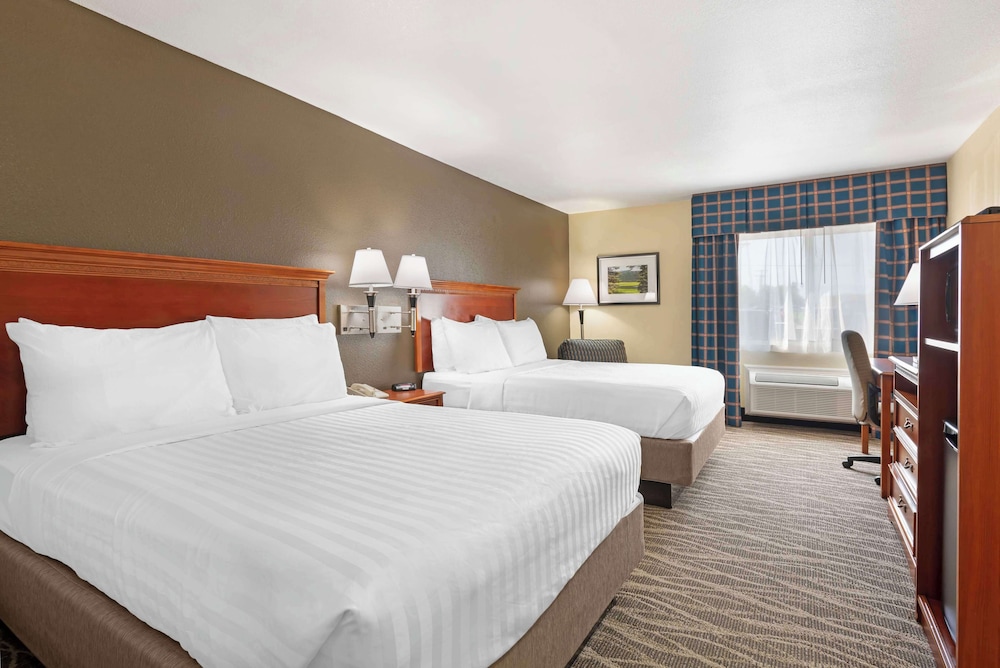Standard Room, 2 Queen Beds, Non Smoking, Refrigerator & Microwave (Pet Friendly) - Photo 2