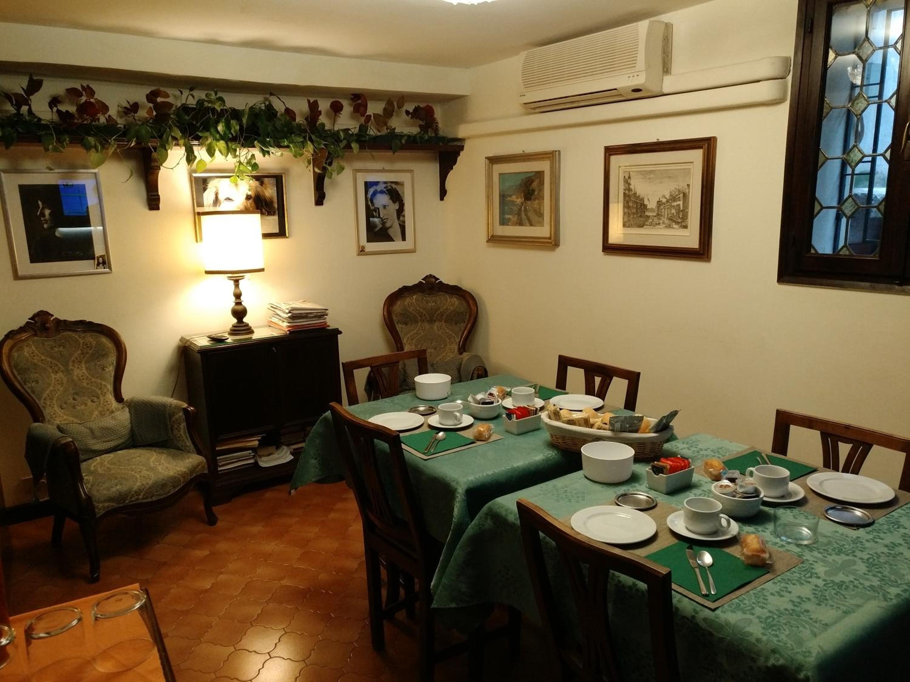 Standard Double or Twin Room with Shared Bathroom photo 1