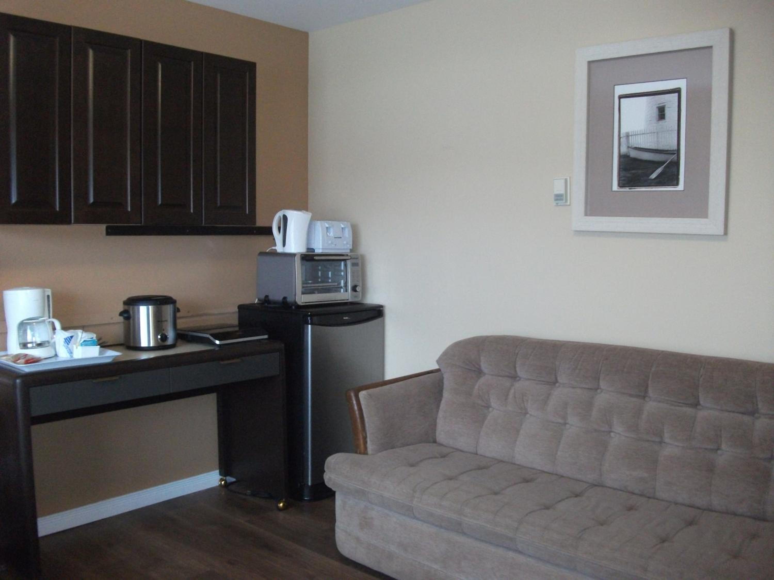 Deluxe Queen Suite photo 3