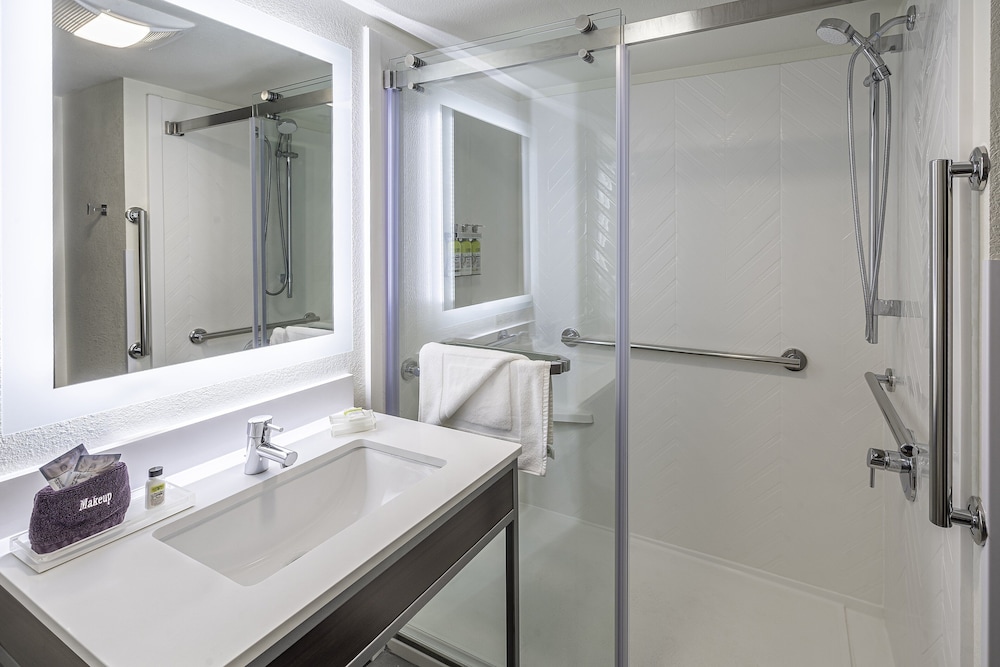 Standard Room, 1 King Bed, Accessible Bathtub (Communications) - Photo 8