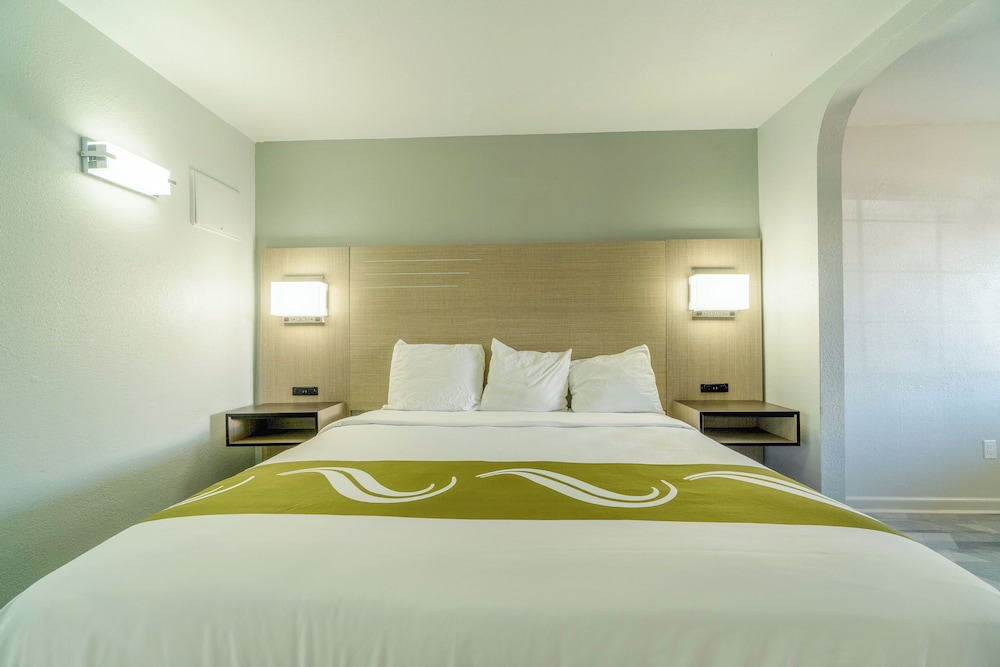 Room, 1 King Bed, Non Smoking - Photo 7