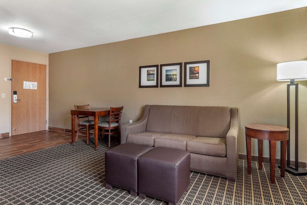 Suite, 1 King Bed with Sofa bed, Jetted Tub photo 3