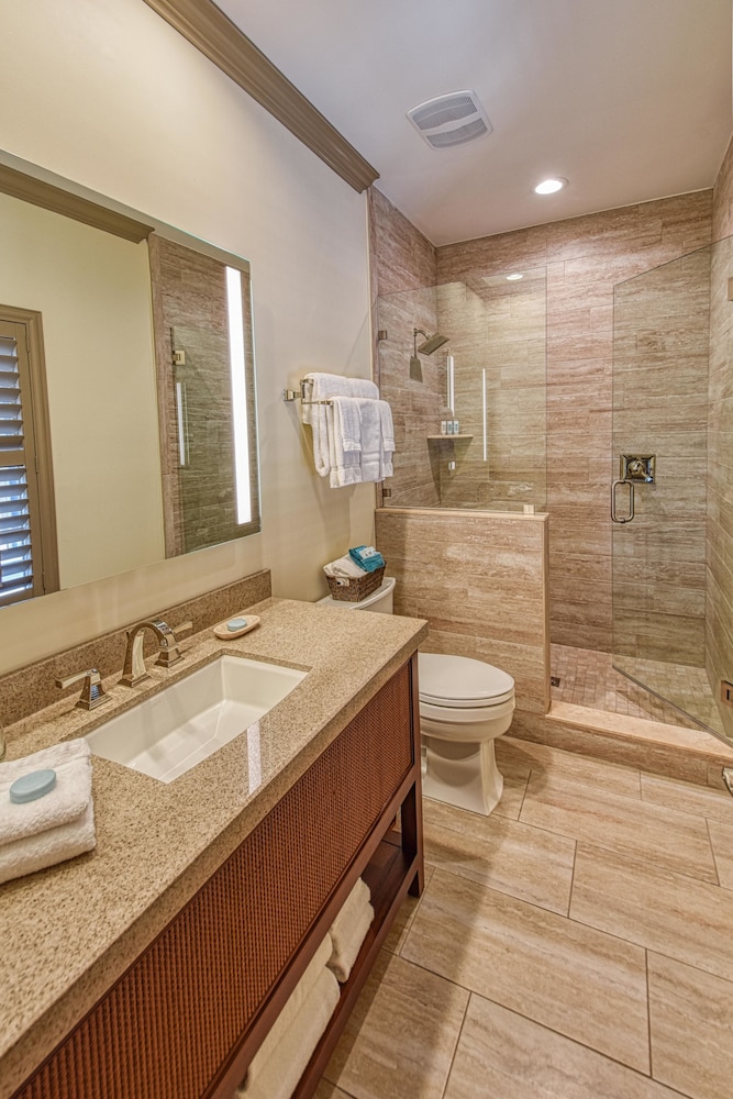 Premium Room, 1 King Bed, Balcony, Courtyard View photo 2