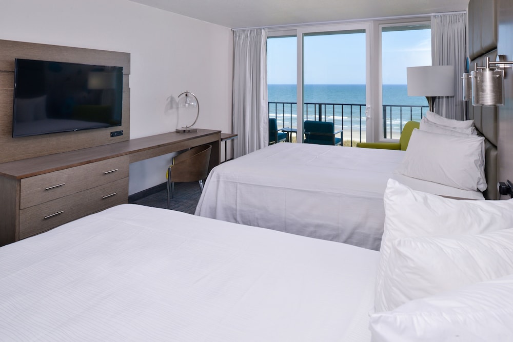Oceanfront, 2 Queen Beds with Efficiency