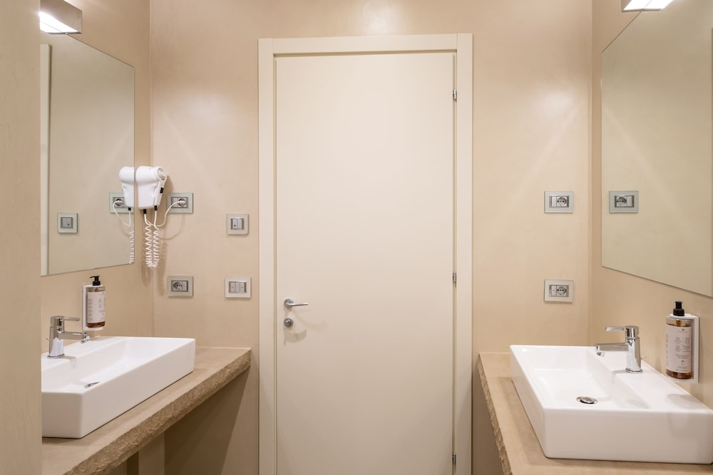 Exclusive Suite, Hot Tub - Photo 7