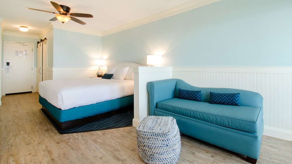 Deluxe Room, 1 King Bed, Balcony, Partial Ocean View