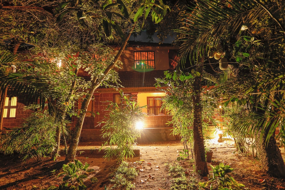 Basic Double or Twin Room, Balcony, Garden View