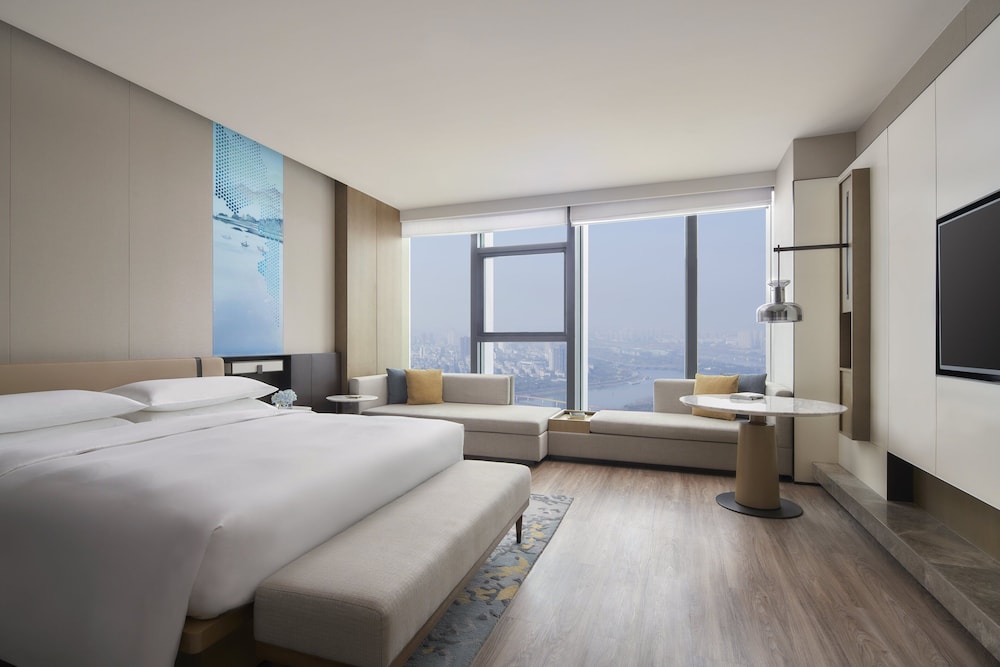 Deluxe Room, 1 King Bed, Corner - Photo 9