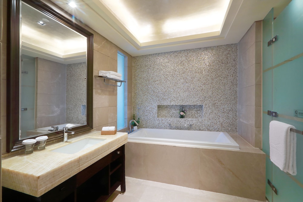 Deluxe VIP Seaview Suite - Photo 7