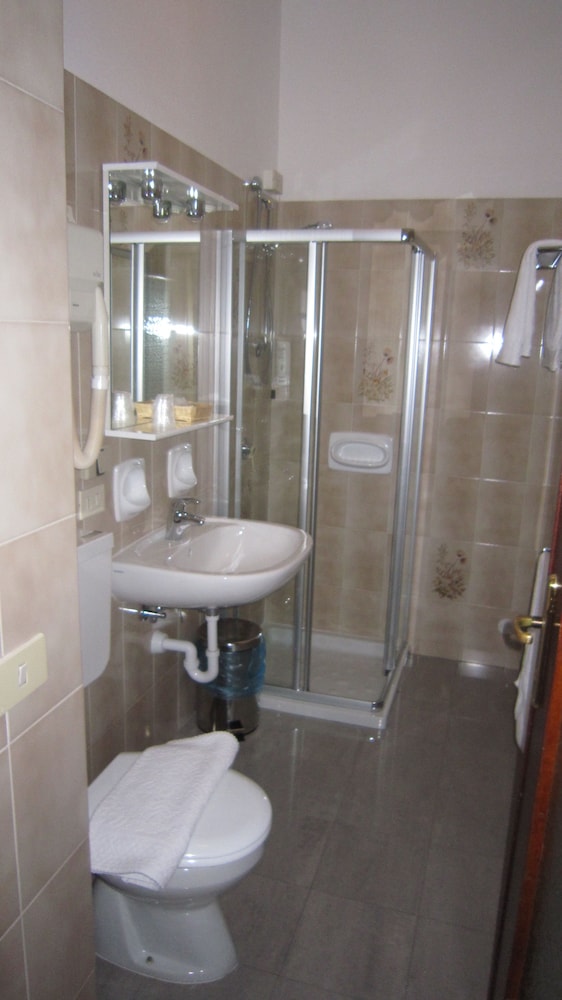 Economy Double Room photo 3