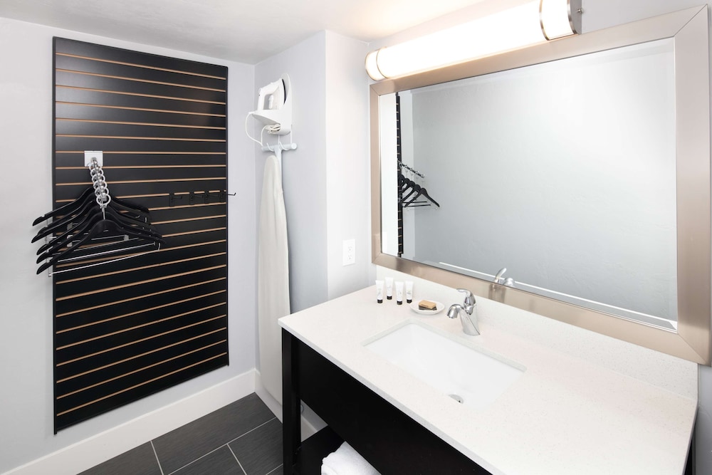 Basic Room, 2 Queen Beds, Accessible - Photo 8