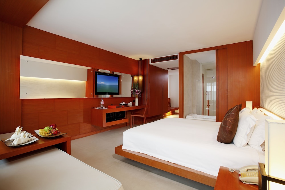 Deluxe Room, Pool Access (Free Daily Minibar) - Photo 2