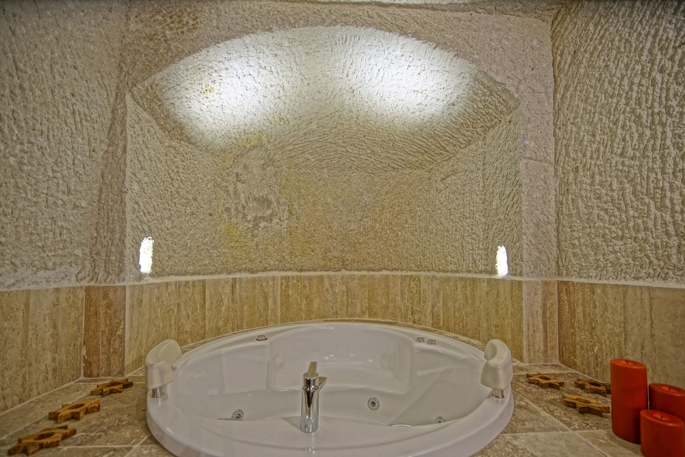 Deluxe Cave Suite photo 2