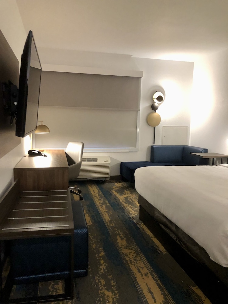 Deluxe Suite, 1 King Bed, Accessible, Non Smoking - Photo 5