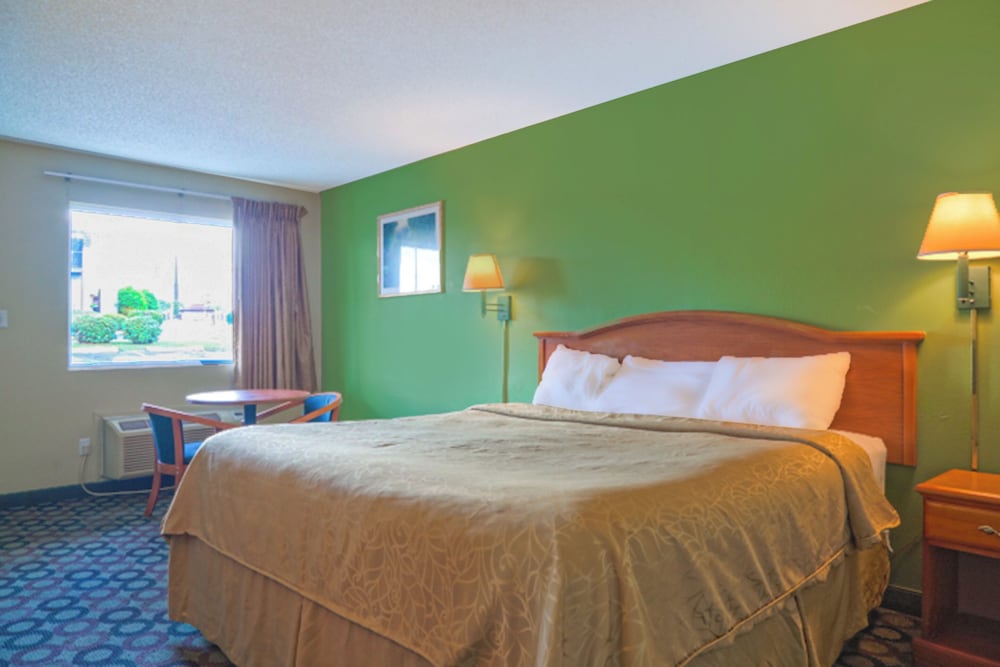 Room, 1 King Bed, Non Smoking - Photo 5