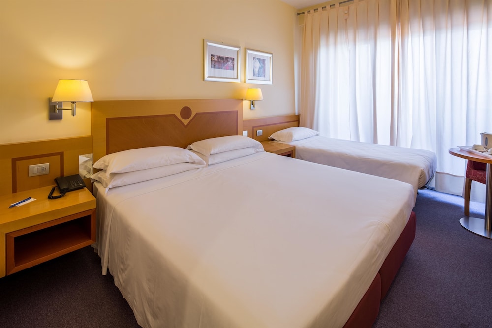 Classic Triple Room, 1 King Bed - Photo 3