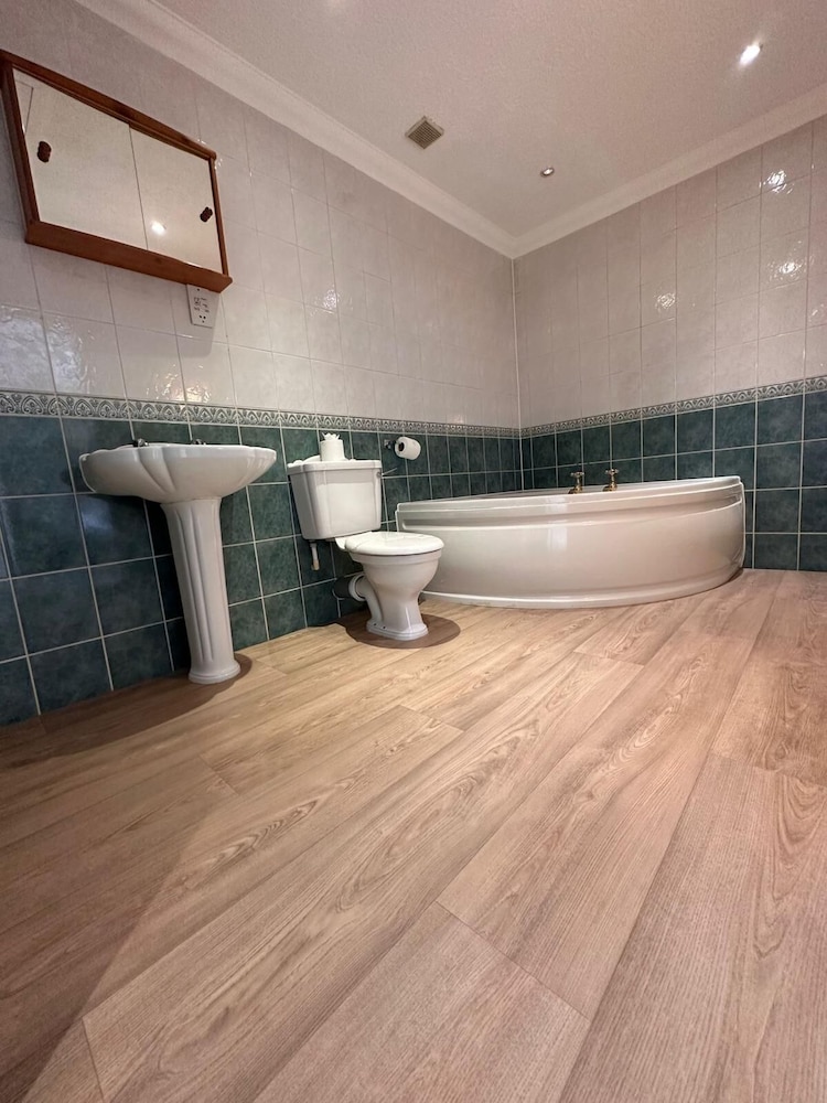 Family Suite, Ensuite photo 3