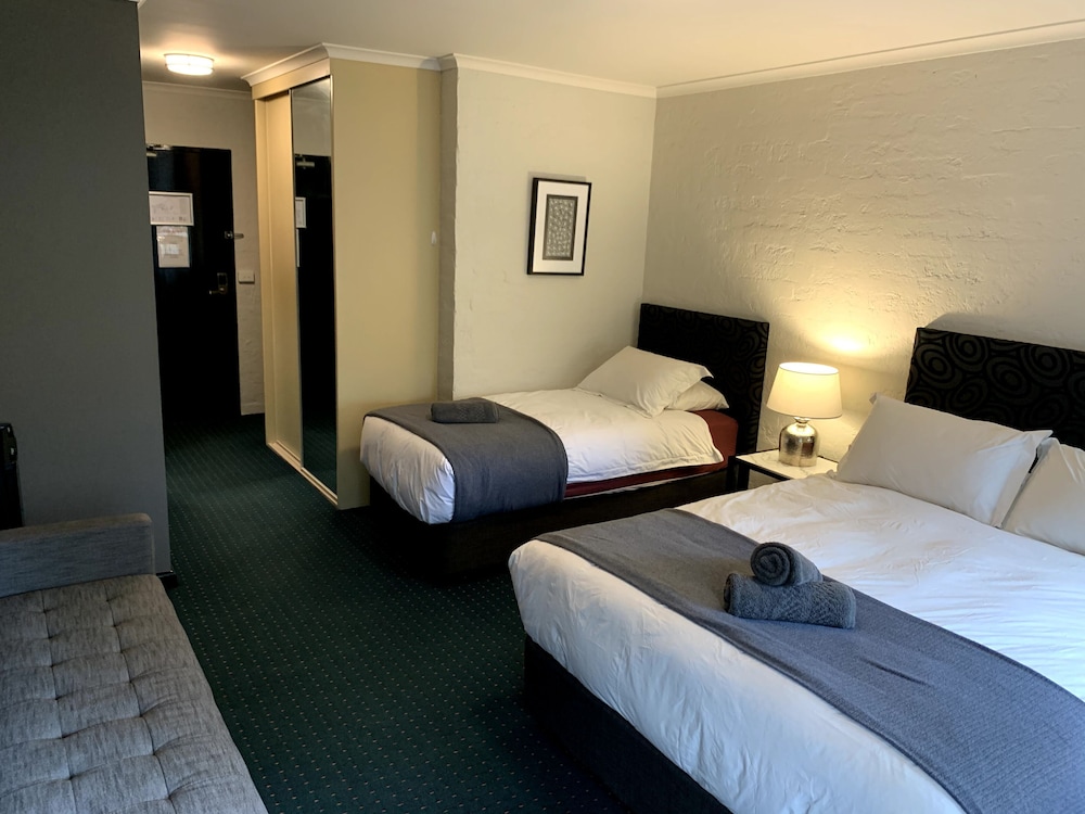 Deluxe Triple Room, 1 Bedroom, Ensuite (Deluxe Queen Room) photo 3