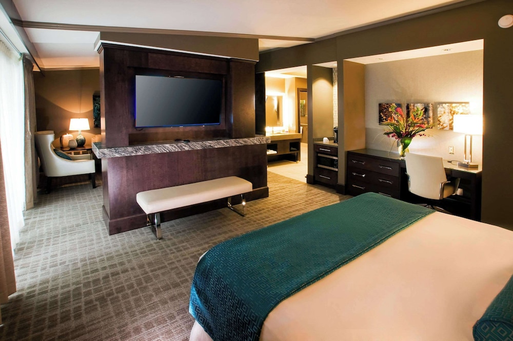 Suite, 1 King Bed, Accessible, Non Smoking - Photo 1