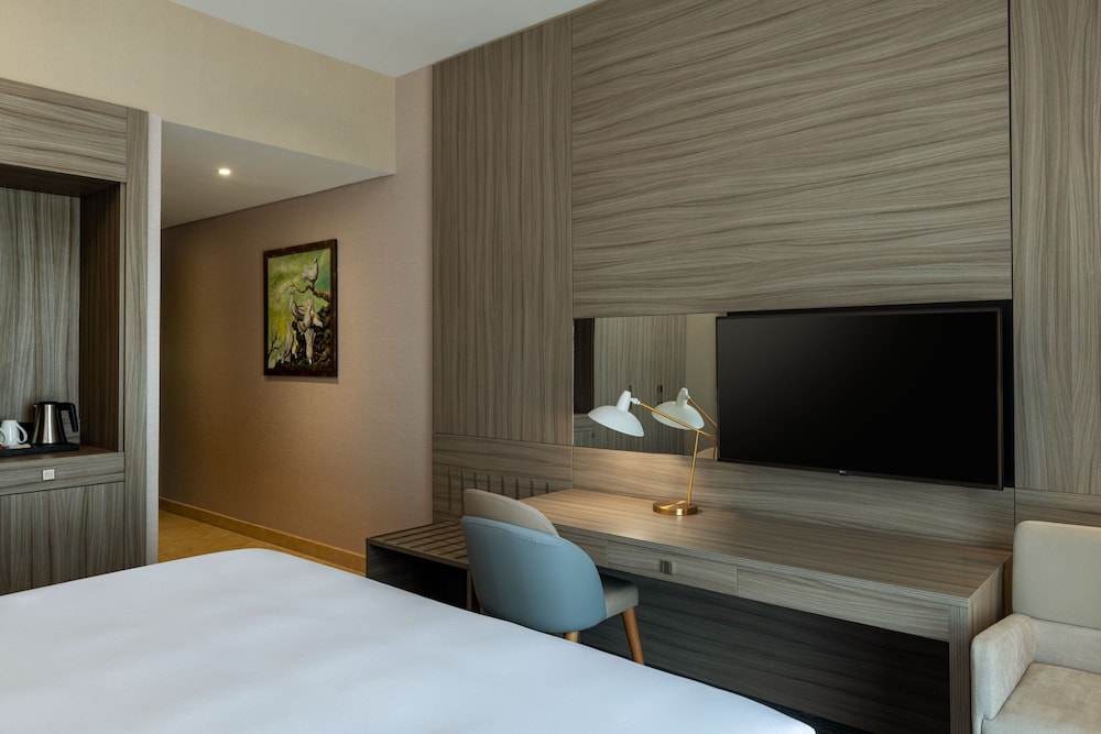 Standard King Bed, (Comp. Shuttle to DMCC Metro, Marina Mall & JBR, 20% off on F&B outlet) photo 2