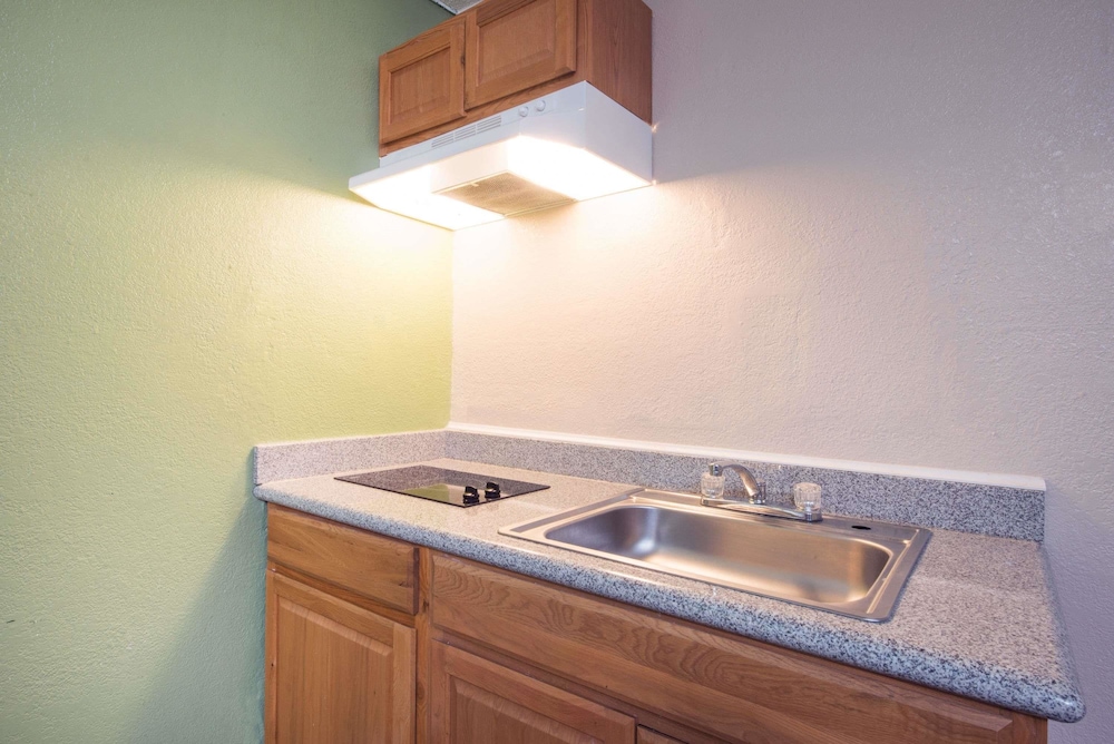 Suite, 1 King Bed, Smoking, Kitchenette photo 2
